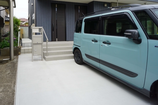 印西市Ｏ様邸 玄関前に5台の普通車の駐車を可能にした、2世帯住宅の 